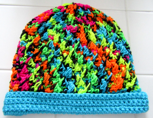 Damen gehäkelte Beanie-Mütze mit geknöpfter Klappe blau Krempe handgefertigt - Bild 3 von 3