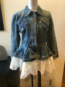 jaqueta jeans com manga de renda