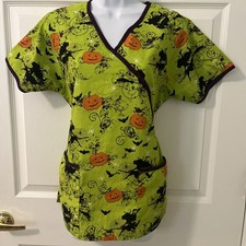 Women  s Halloween Scrub Top XS Green With Orange Pumpkins, Black Witches