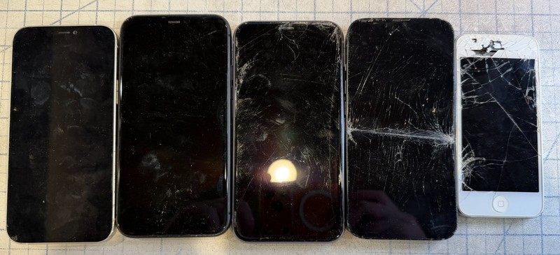 LOT OF 5 MISCELLANEOUS iPHONES - *AS-IS FOR SALVAGE/PARTS/DISASSEMBLY*