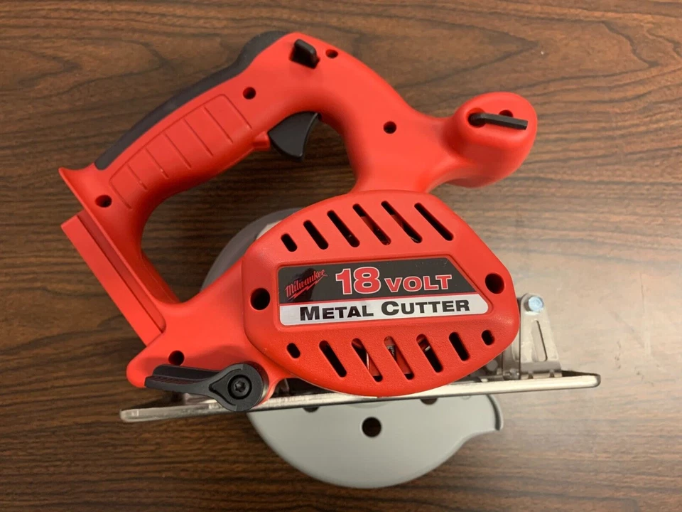 Milwaukee 6320-24 18V Sierra circular inalámbrica y kit de taladro percutor Foto 3 de 4