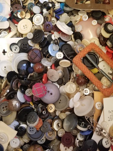 Vintage 2 Pfund 14 Unzen gemischtes Set Knöpfe Kunststoff Metall Schale Nähen Handwerk jede Farbe - Bild 1 von 3