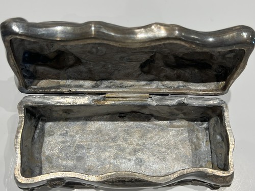HERMOSO ESTUCHE ATAÚD JOYERÍA DE METAL ANTIGUO De colección CAJA Flores de rosa patas JB? - Imagen 8 de 13