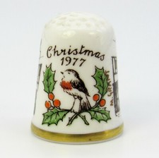 VINTAGE CAVERSWALL THIMBLE 'CHRISTMAS 1977' (TM180)