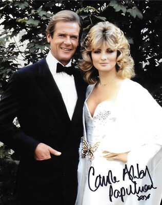 CAROLE ASHBY in JAMES BOND als Whistling Girl Papillon. In Pers. COA. 10''x8'' #367
