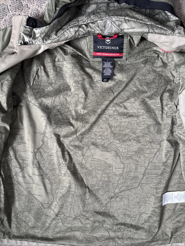 Chaqueta con Capucha Victorinox Hombre Grande Verde Claro - Forro Mapa Topográfico Foto 4 de 4