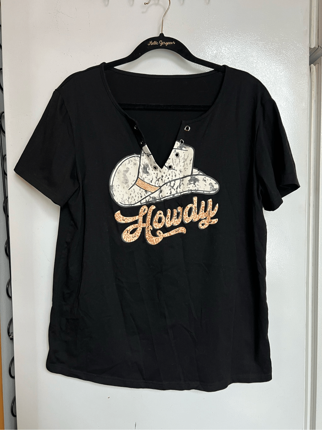 Howdy Black V-Neck T-Shirt Woman’s Size XL Cowgirl Hat