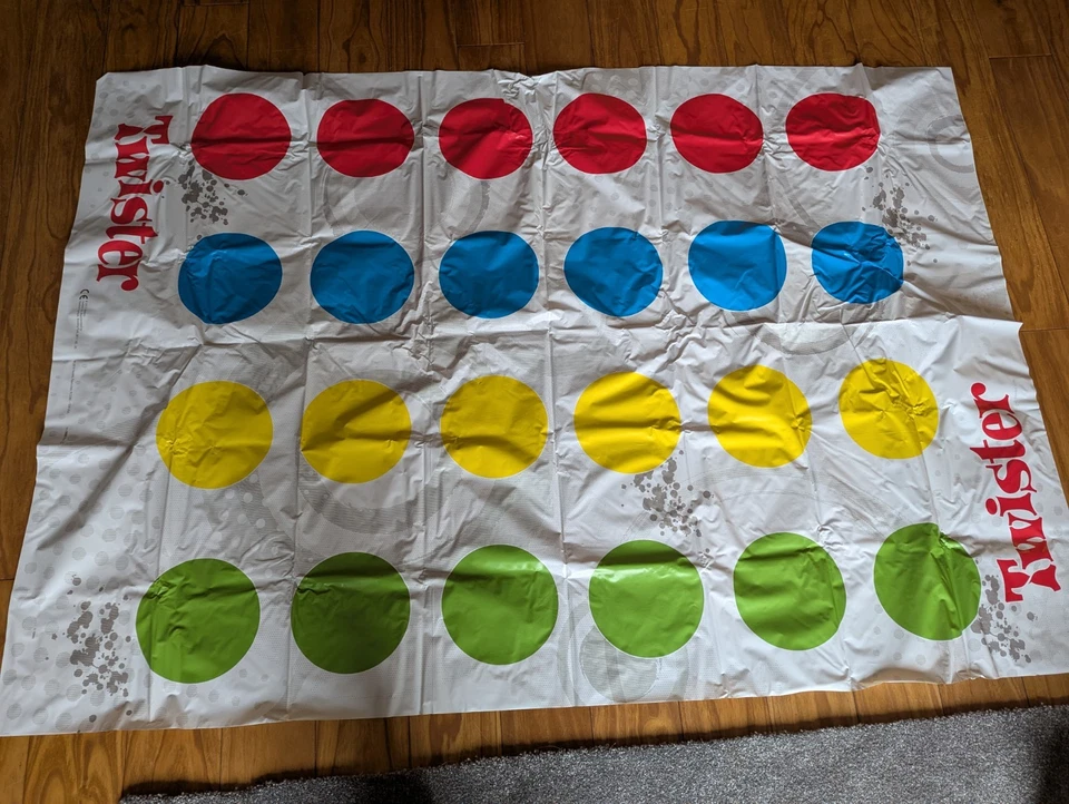 Twister Board Game - Excellent Condition and Complete In Box Hasbro Gaming - Image 2 of 4