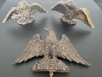 Drei (3) x Adler Figuren mit ausgebreiteten Flügeln