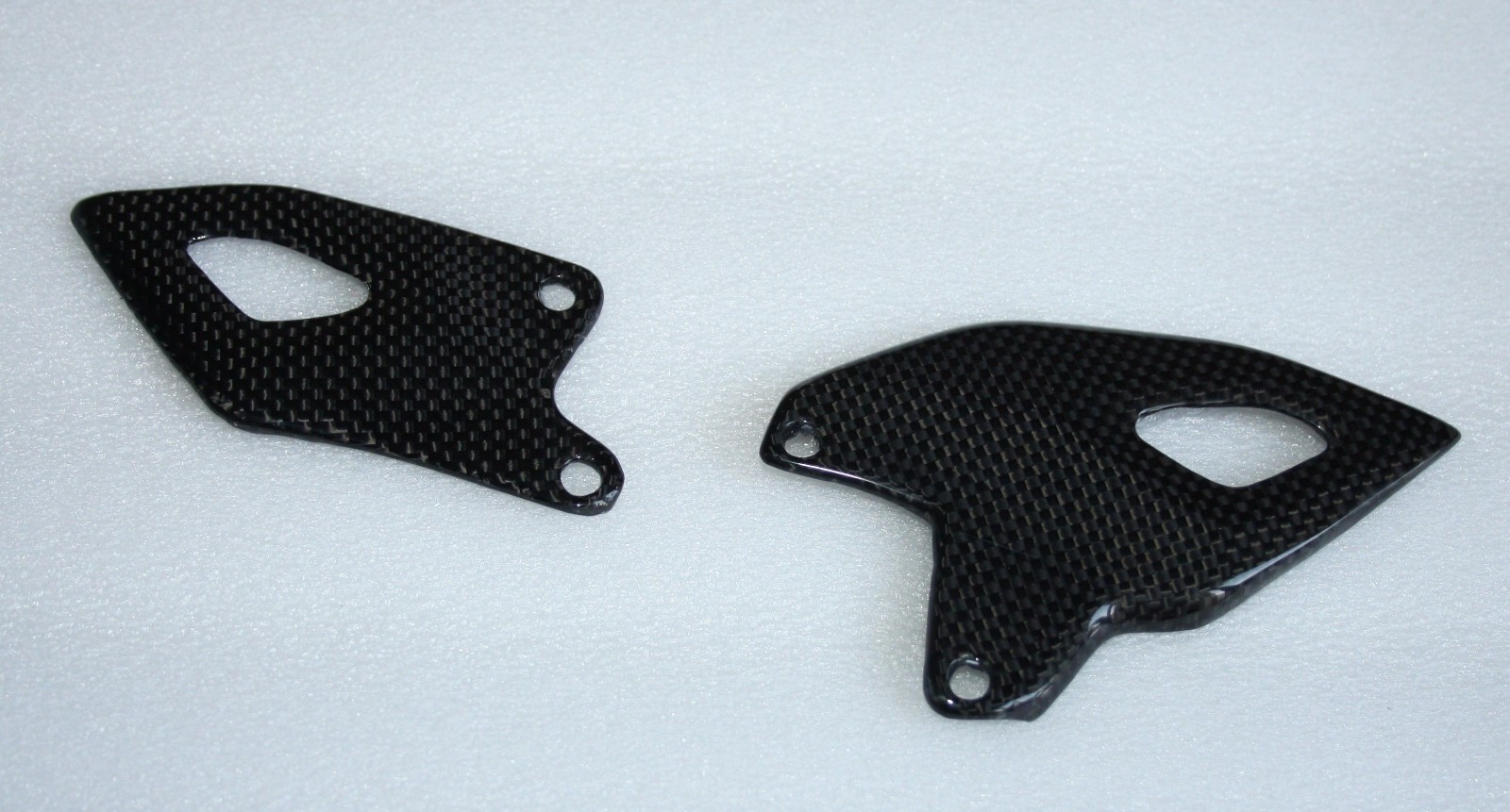 Platines carbone Panigale V4 2025 talonnettes ultra légères 100% carbone