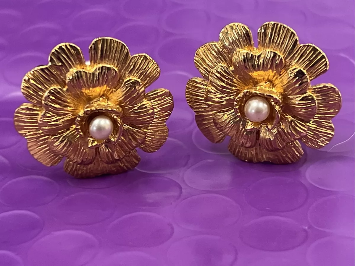 ❤️ Authentic CHANEL Camellia Flower Simulated Pearl Clip-On Earrings Gold  Tone