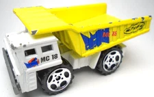 1989 MATCHBOX  DUMP TRUCK WHITE & YELLOW 1:140 DIECAST 2 3/4" TRUCK W BLUE RHINO