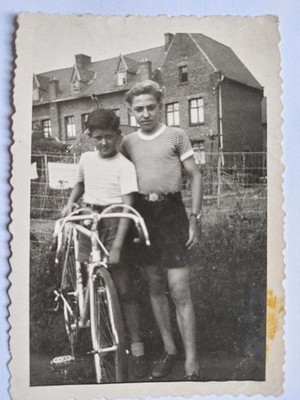 Vintage 30er Jahre Foto, zwei Jungen auf Fahrrädern, Brüder, Fahrräder, Hobbys, Radfahren