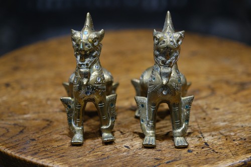Par de esculturas birmanas de Chinthe de guardián de templo de latón fundido pesado - Imagen 5 de 7