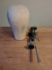 Testa modello in legno con morsetto