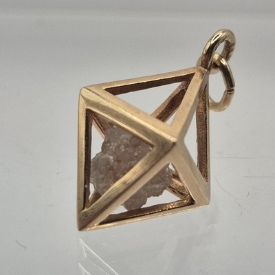 Vintage 14K Gelbgold grober ungeschliffener grauer Diamant im geometrischen Käfig Anhänger