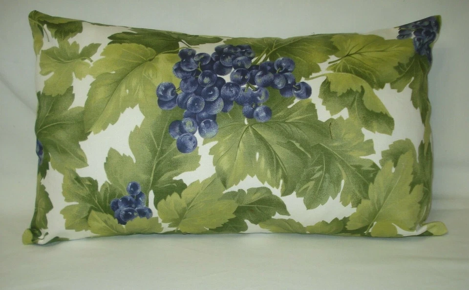 Funda de almohada con acento decorativo lumbar púrpura uvas 12"x20"  Foto 2 de 4