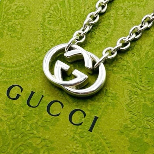 Collana Gucci con ciondolo ad incastro logo GG in argento 925