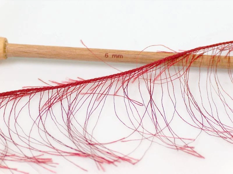 Hilo de pestañas largas rojo jungle Kuka #20787 - 50 gr 65yds - hilo de piel sintética vegano rojo Foto 3 de 3