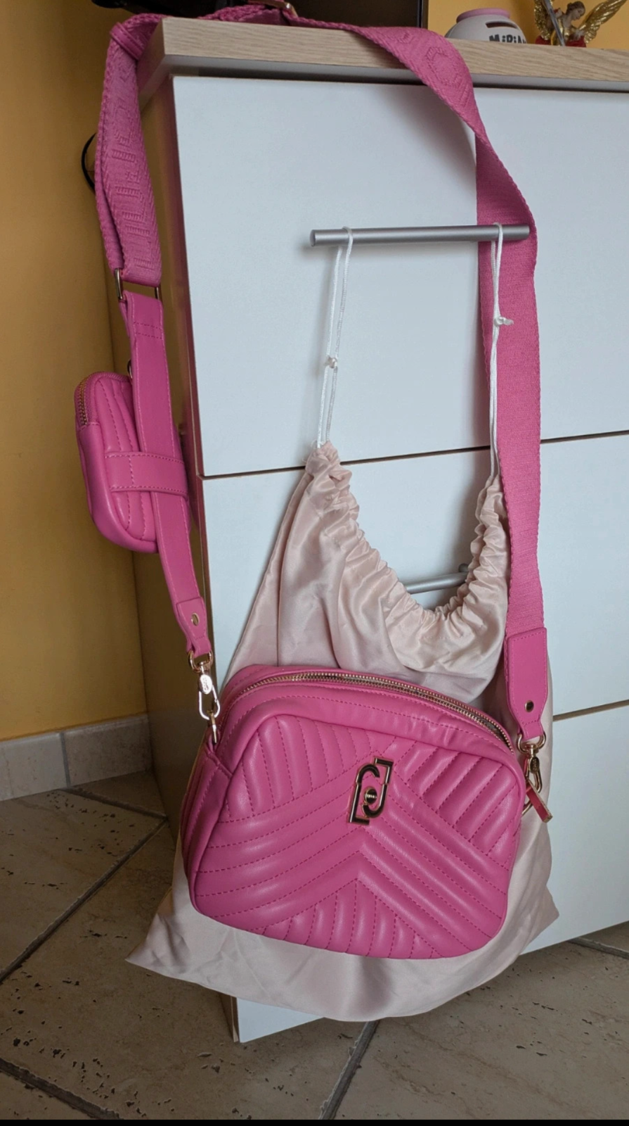 SAOLA borsa a tracolla liujo rosa indossata solo pochissime volte.