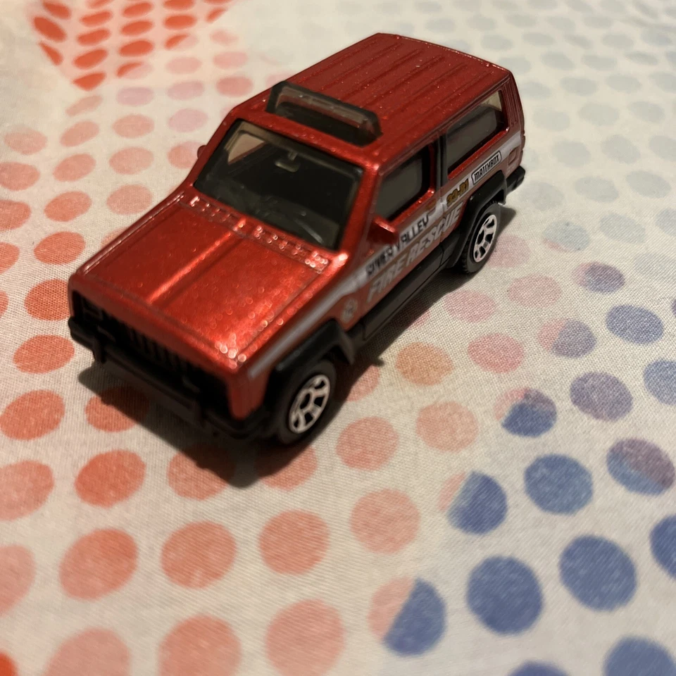 2018 MATCHBOX JEEP CHEROKEE POLICE RIVER VALLEY FIRE RESCUE RED 3" DIECAST SUV - Image 3 of 4