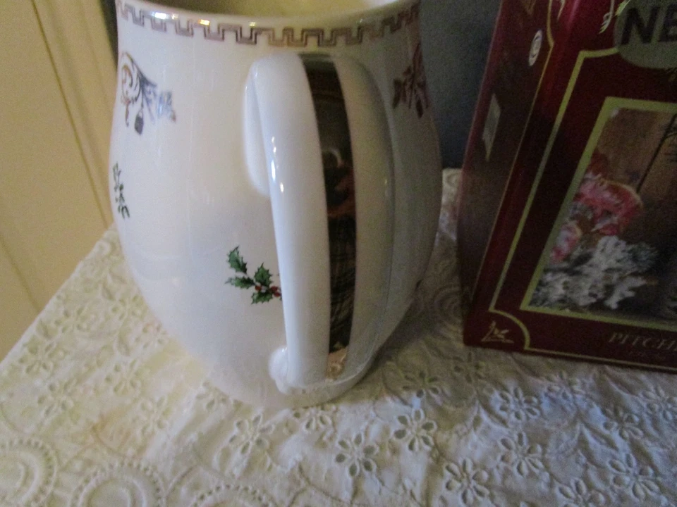 Spode Christmas Tree Gold Pitcher 22K Gold Accents 60 oz Never Used Earhenware - Image 4 of 4