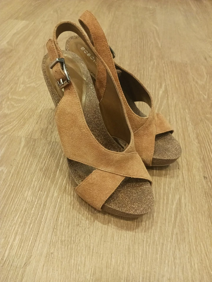 Sapato BCBG Generation biqueira aberta alça cruzada salto alto camurça camelo tamanho 7 - Imagem 3 de 4