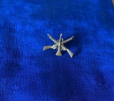 Military WW1 Hat Badge Crossed Rifles with Trumpet or Bugle  