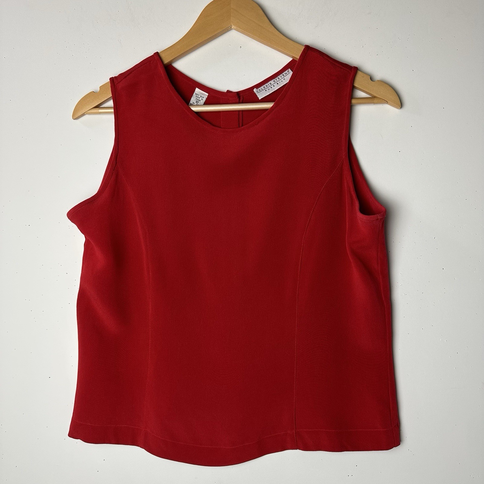 Camiseta sin mangas Valerie Stevens Pure Silk Shell roja cápsula básica minimalista 10 de colección