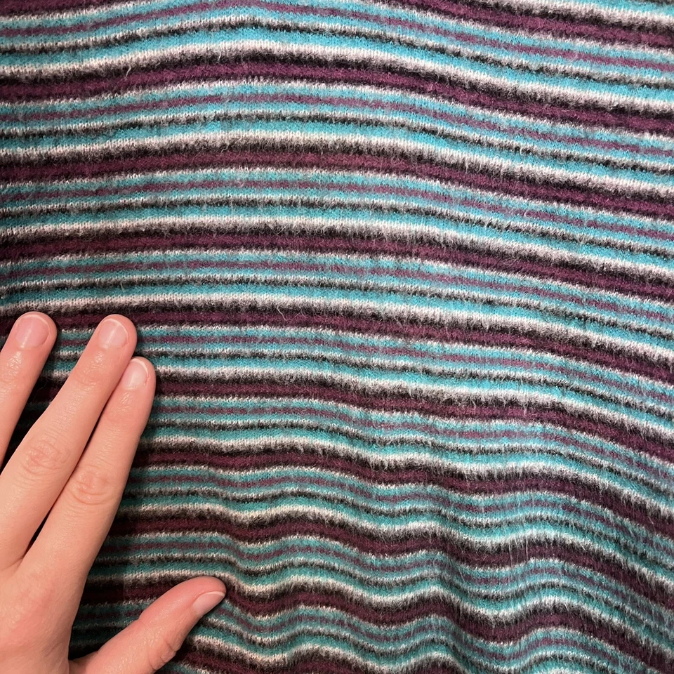 Camisa suéter feminina malha vintage década de 1970 listrada azul multicolorida gola V tamanho P - Imagem 2 de 4