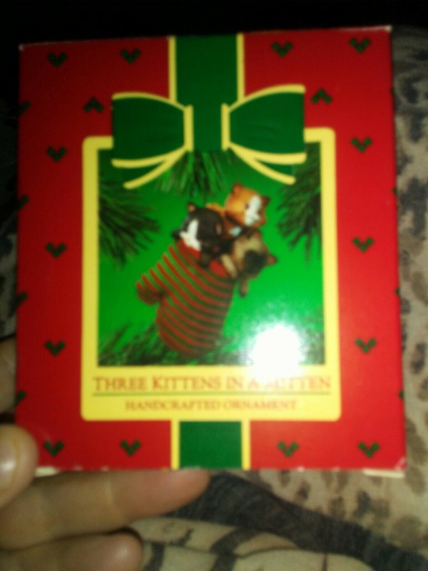 1984 HALLMARK THREE KITTENS IN A MITTEN ORNAMENT - MIB