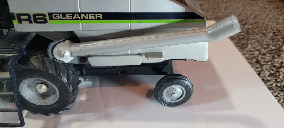 Scale Model 1/24 Scale Deutz-Allis R6 Gleaner Combine Farm Toy Collectible - Image 4 of 4