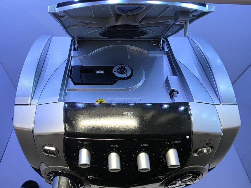 MEMOREX Karaoke Machine w/ Dual Mics MKS2420NBL CD Casette Plus Bowie Singles CD - Image 3 of 4