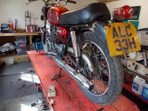 1970 Suzuki T200 barn find classic two stroke motorcycle, almost complete look ! - Picture 3 of 20