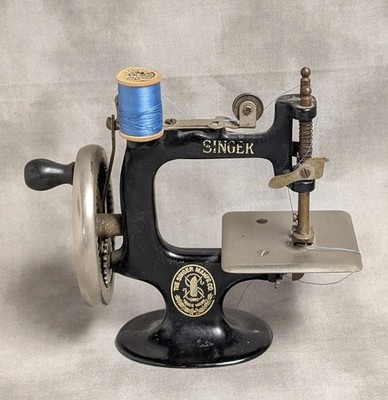 Vintage Singer Sew Handy Model Toy 20 Sew Machine-Cast Iron-Hand Crank