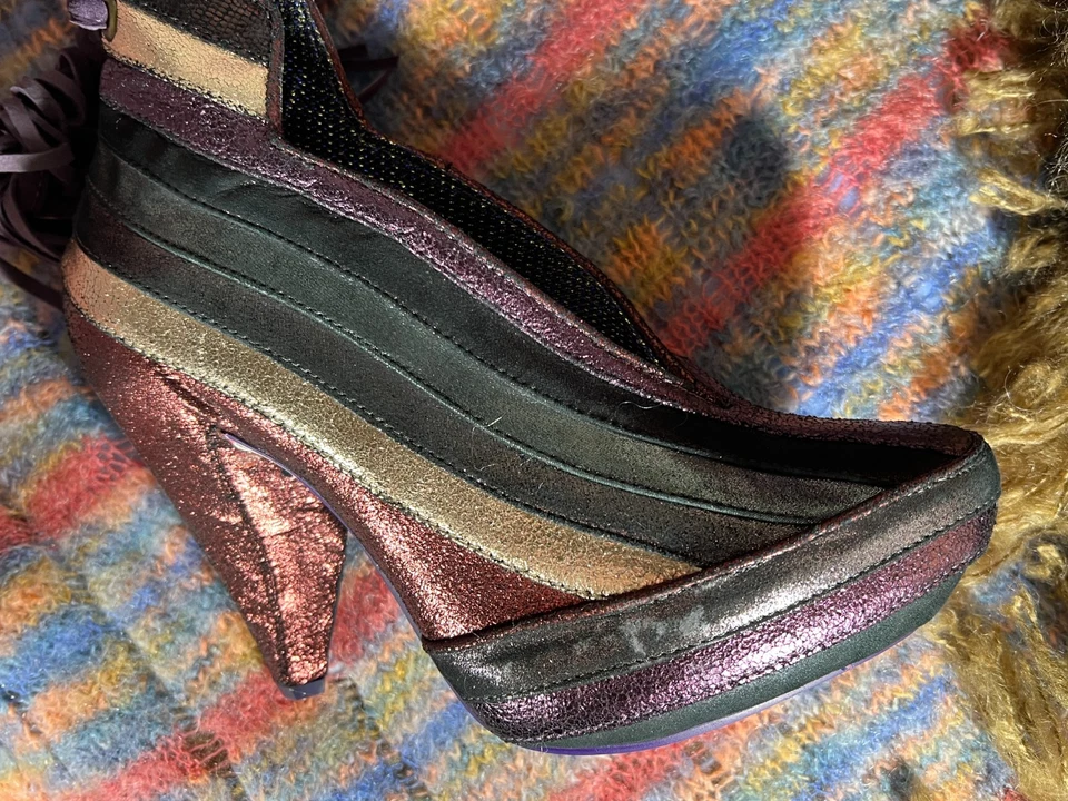 Botín/tacones metálicos multicolor Irregular Choice "Half Eaten Apple" talla 8/39 Foto 4 de 4