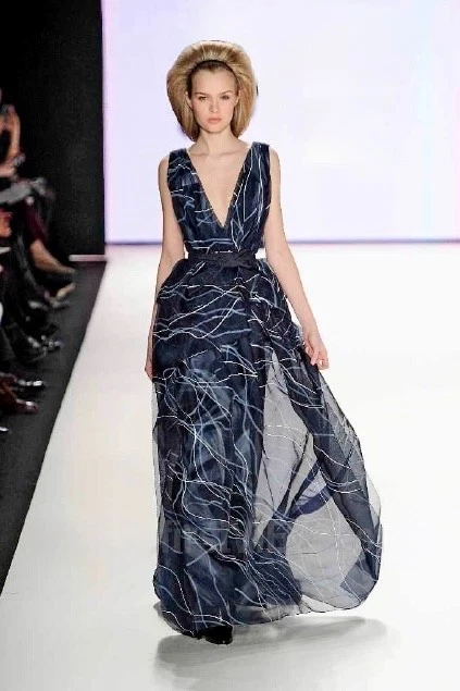 Vestido FAIRY TALE Carolina Herrera $8780 passarela PINTADO À MÃO SEDA com xale 6 - Imagem 3 de 4