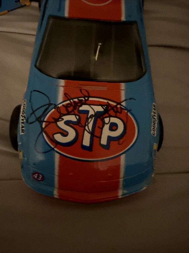 Racing Champions 1991 Firmado Richard Petty #43 STP Pontiac 1/24 Diecast NASCAR Foto 2 de 4