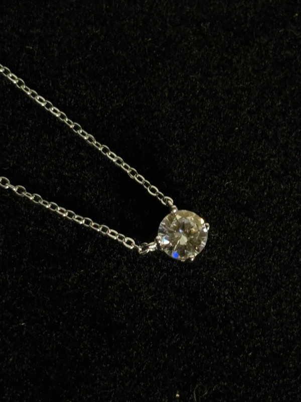 Collier moissanite 1 ct et argent 925 pour illuminer vos tenues de soirée et votre quotidien