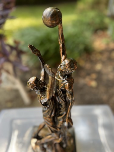 Escultura de resina de dos jugadores de baloncesto montada en base. Ver fotos reparación. - Imagen 12 de 16