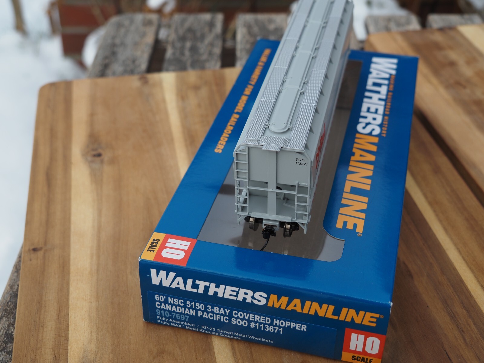 Walthers Mainline 910 7697 60 NSC 5150 3 bay Covered Hopper Canadian walthers-mainline-910-7697-60-nsc-5150-3-bay-covered-hopper-canadian