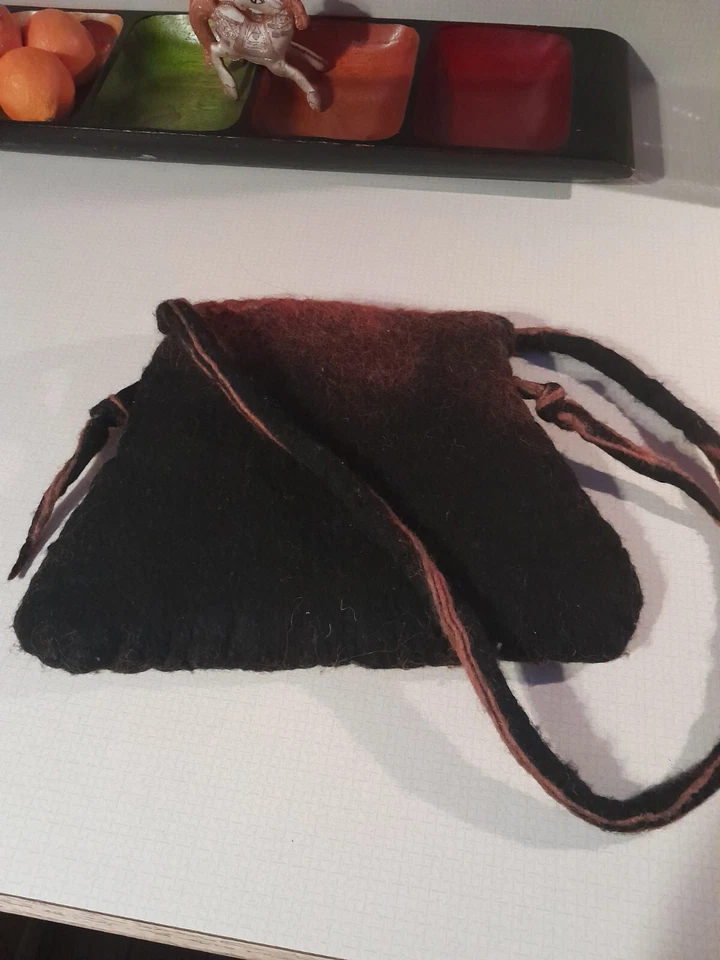 Cartera hecha a mano fieltro 100 % lana hervida con cierre de cuentas de vidrio malva y negra Foto 4 de 4