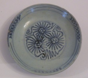 GGG13 ANTIQUE CHINESE MING PORCELAIN SHALLOW BOWL, flower motif