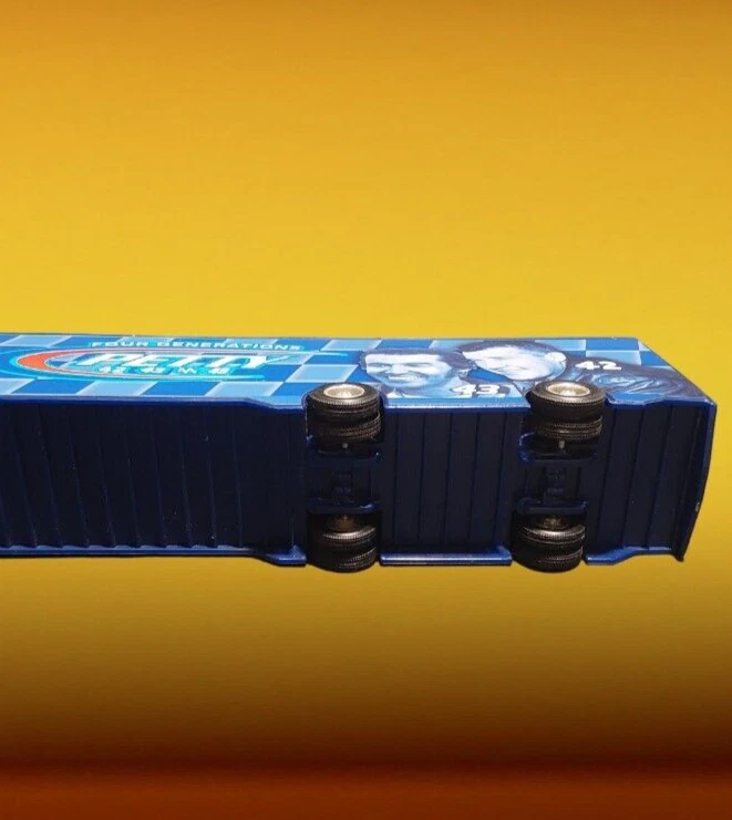 Hot Wheels Tribute 2002 4 generaciones de Petty 42,43,44,45 Foto 3 de 4