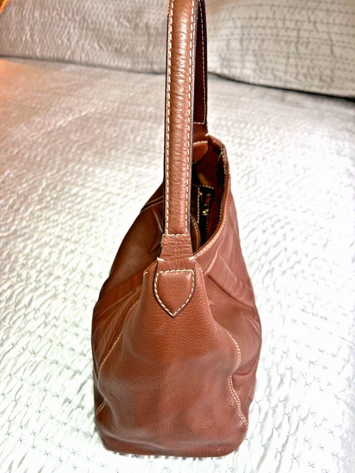 BOLSO DE MANO CH CAROLINA HERRERA LOGO CUERO ACOLCHADO, CAMEL con bolsa antipolvo Foto 4 de 4