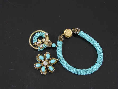 Early MIRIAM HASKELL TURQUOISE SEED BEAD & RHINESTONE BRACELET WITH 2 CHARMS - Picture 6 of 10