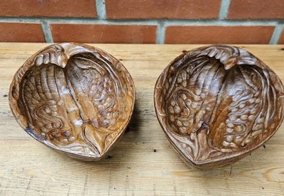 Paar alte handgeschnitzte Nussschalen in Nussbaumform Walnussholz ideal für Weihnachten 