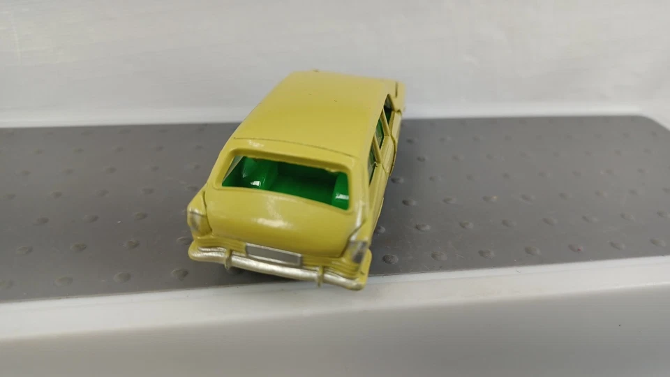 Lone Star Road Master Flyers Ford Zodiac Estate Wagon amarillo 1:59 fundido a presión Foto 4 de 4