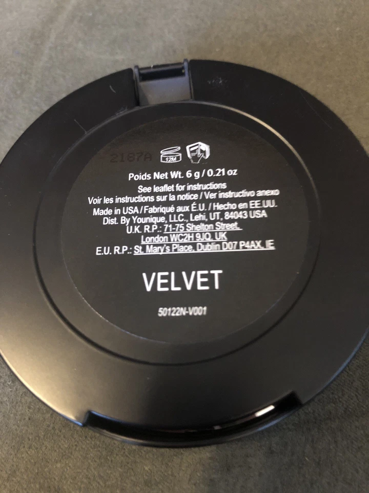 Base en polvo sólido Younique en terciopelo, tetinada una vez para combinar el color. Foto 4 de 4