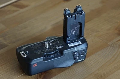Sony VG-B50AM Vertical Grip for Sony A450 / A500 / A550 / A560 / A580 DSLR - Photo 1/4